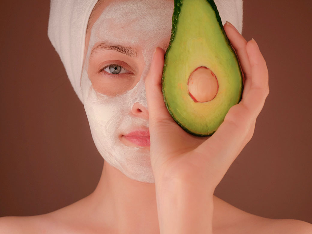 Frau mit Avocado